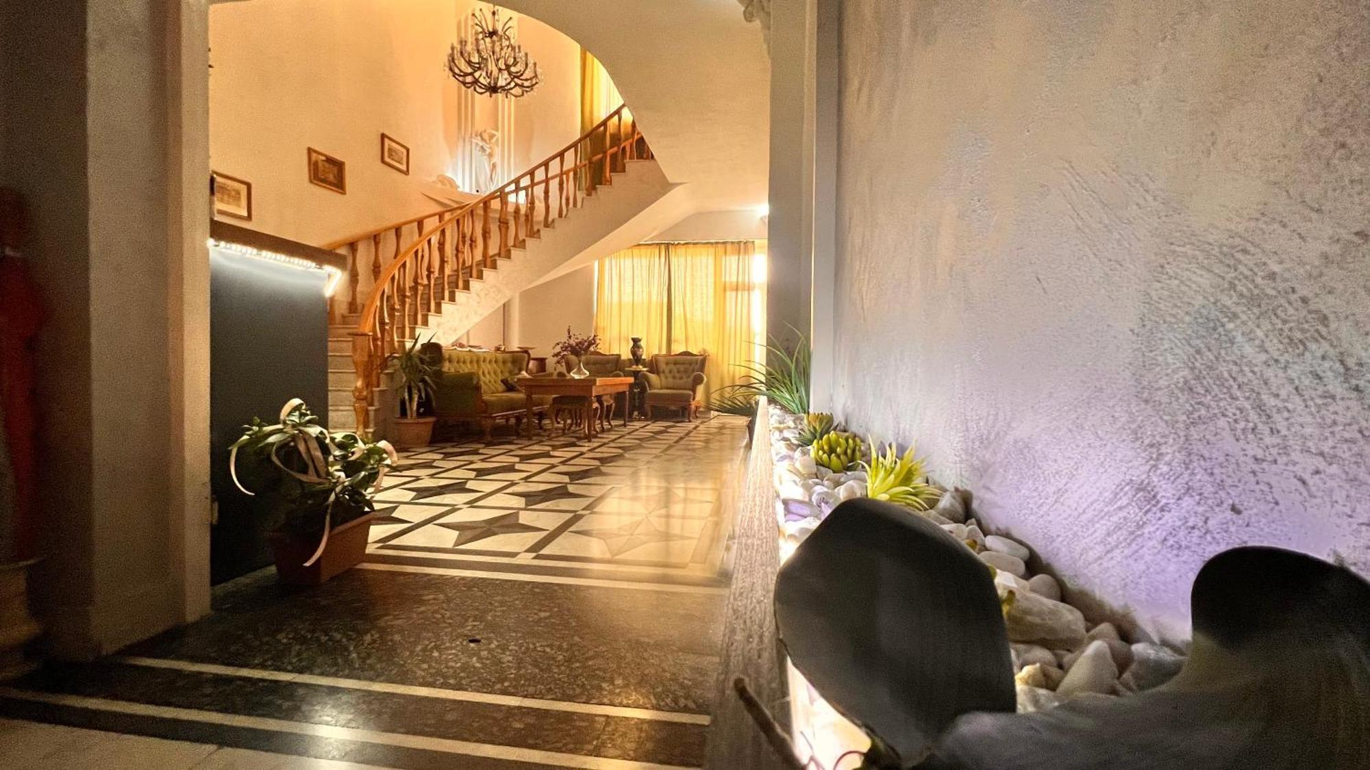 Elross Hotel Jerevan Exteriör bild