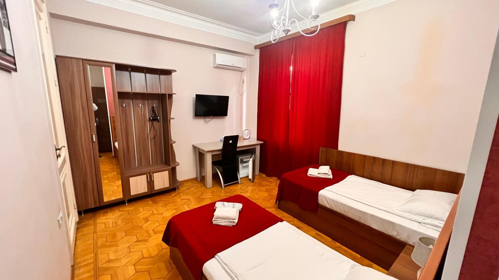 Elross Hotel Jerevan Exteriör bild