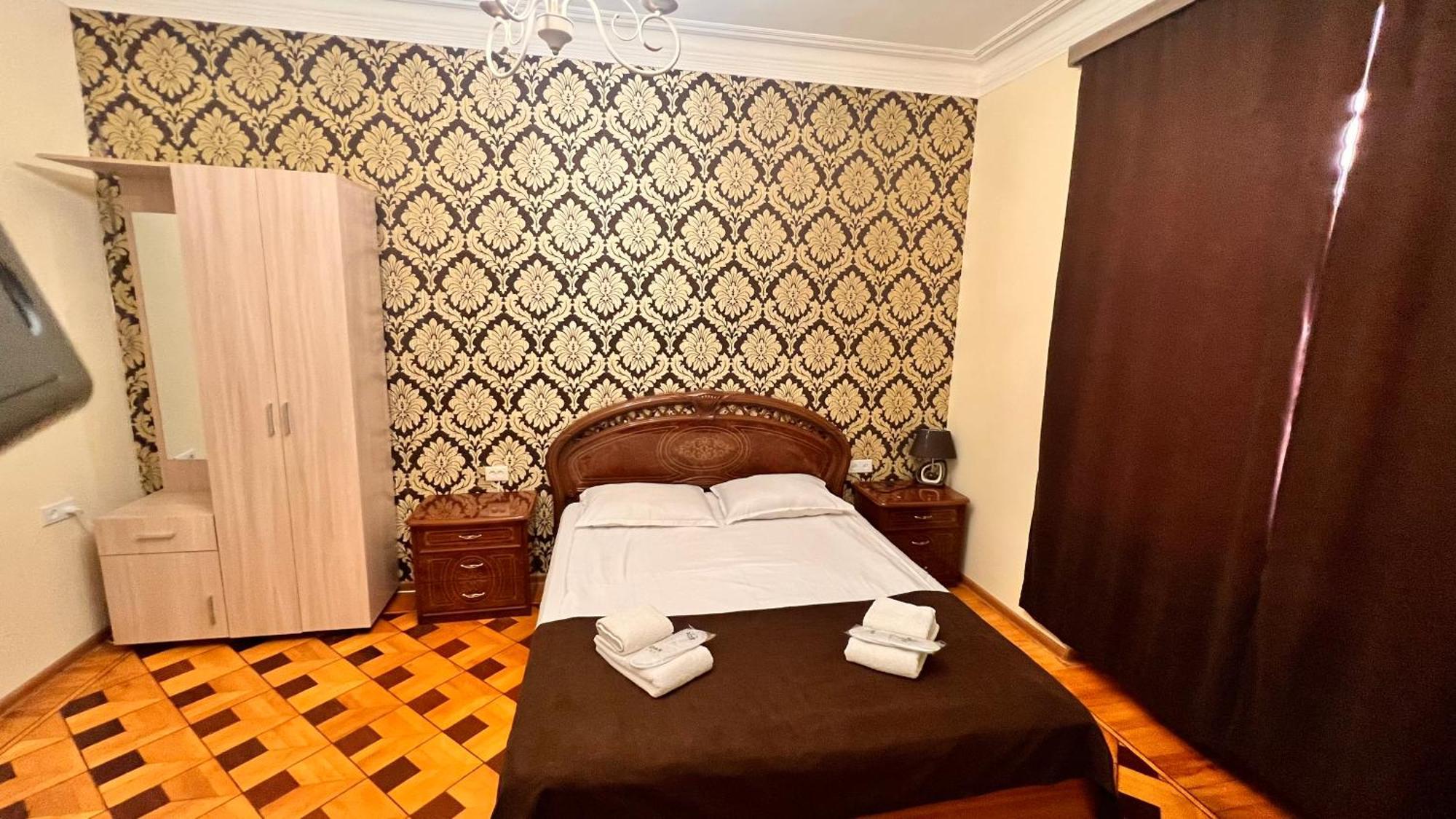 Elross Hotel Jerevan Exteriör bild
