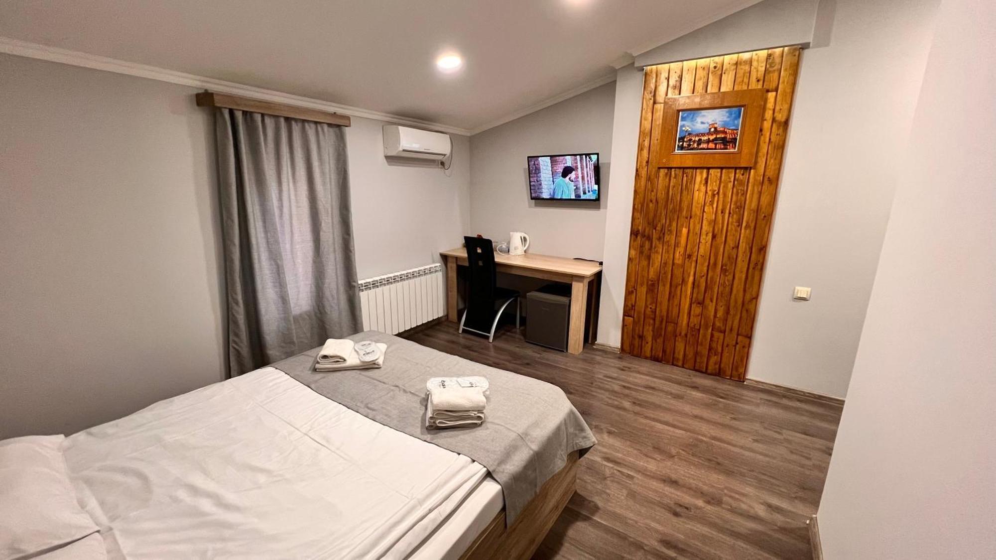 Elross Hotel Jerevan Exteriör bild